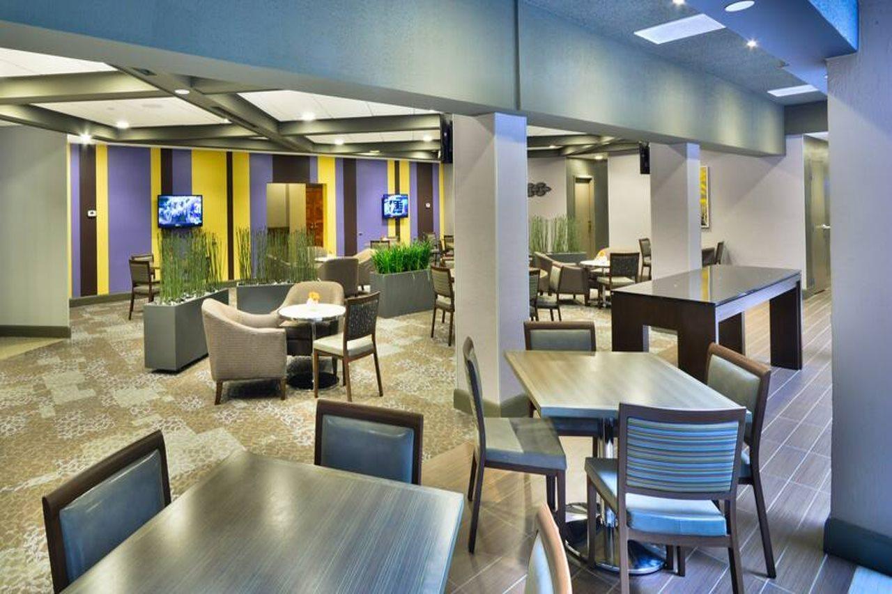 Embassy Suites By Hilton Denver Central Park Bagian luar foto