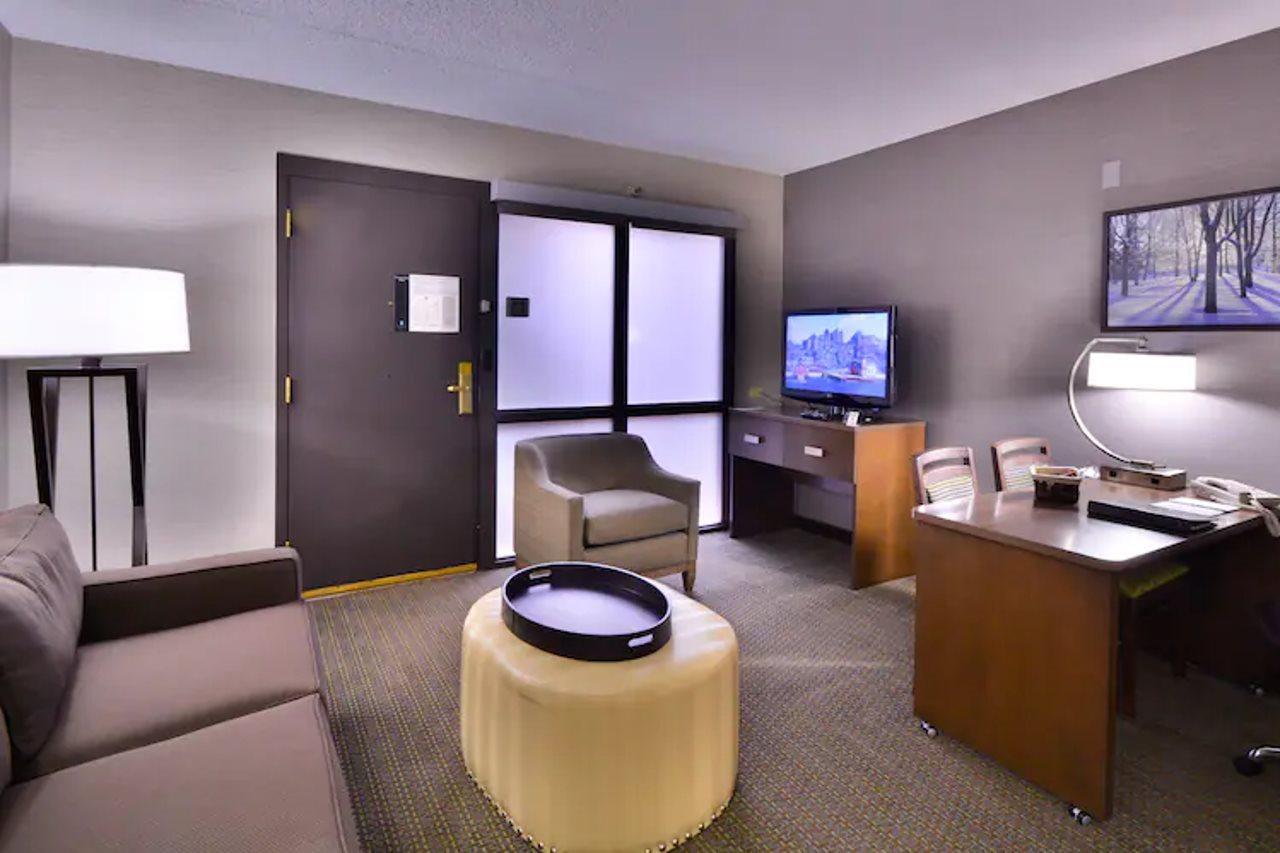 Embassy Suites By Hilton Denver Central Park Bagian luar foto