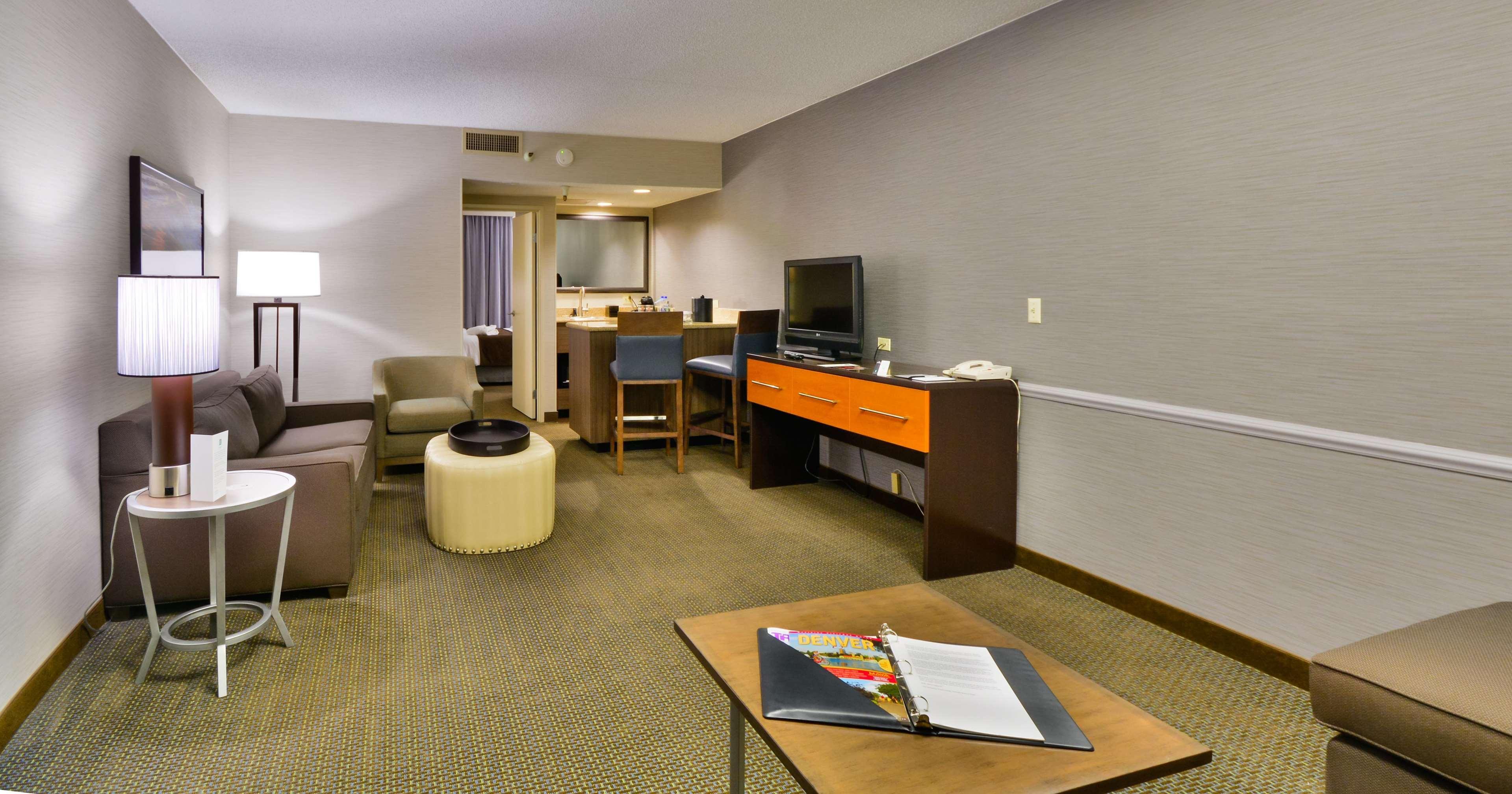 Embassy Suites By Hilton Denver Central Park Ruang foto