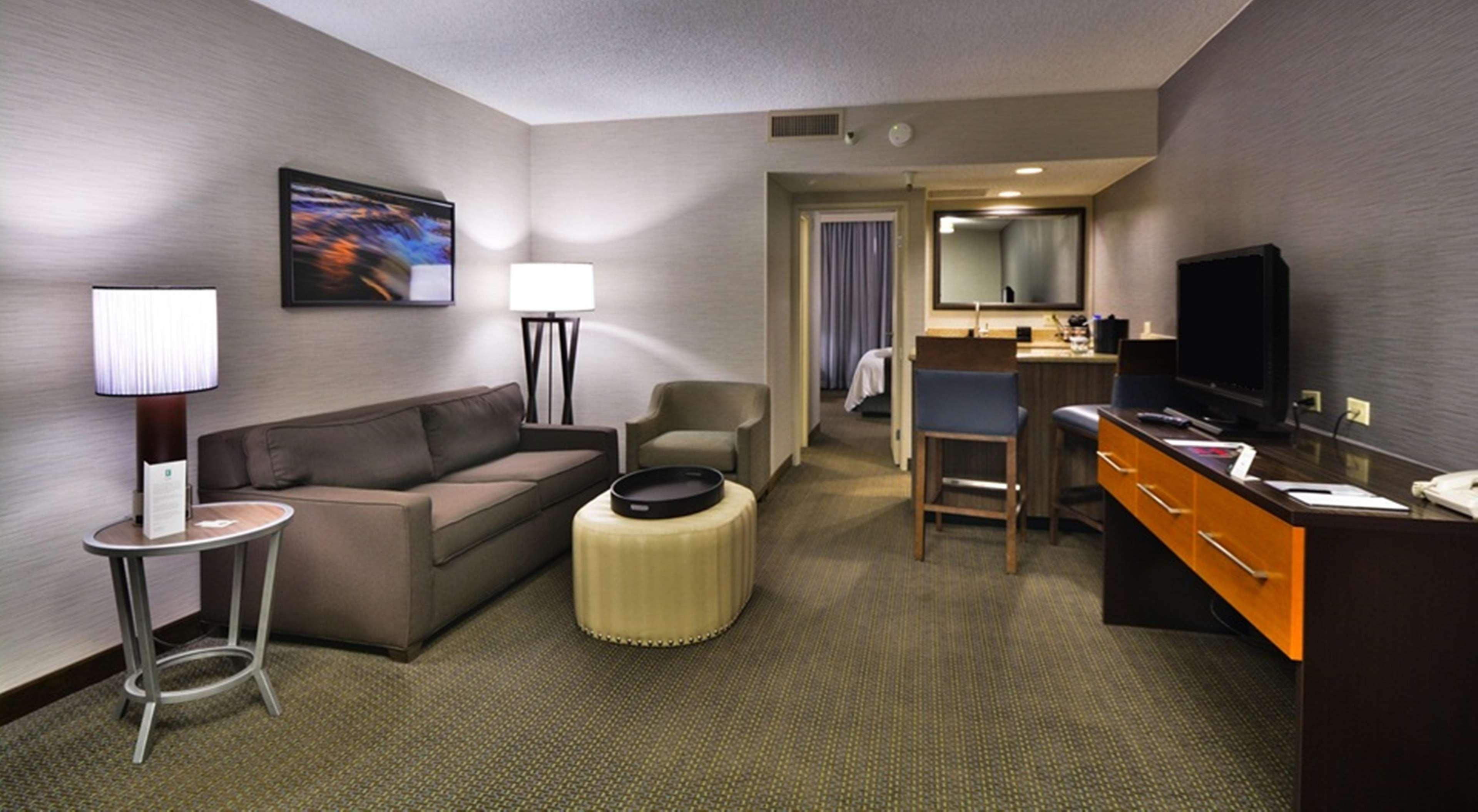 Embassy Suites By Hilton Denver Central Park Ruang foto