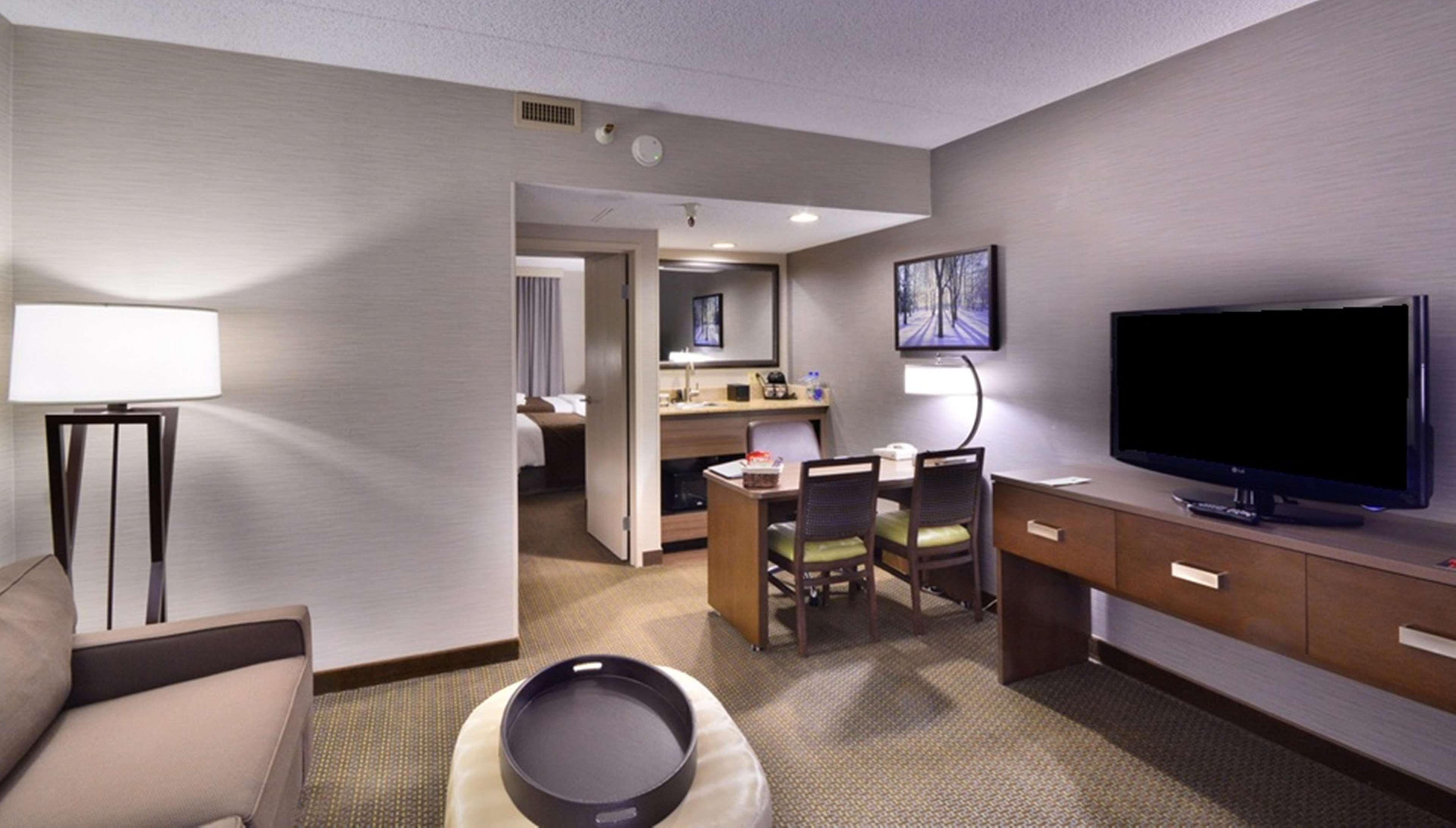 Embassy Suites By Hilton Denver Central Park Bagian luar foto