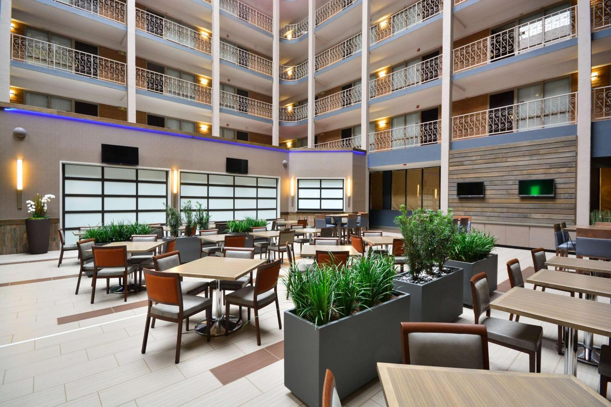 Embassy Suites By Hilton Denver Central Park Bagian luar foto