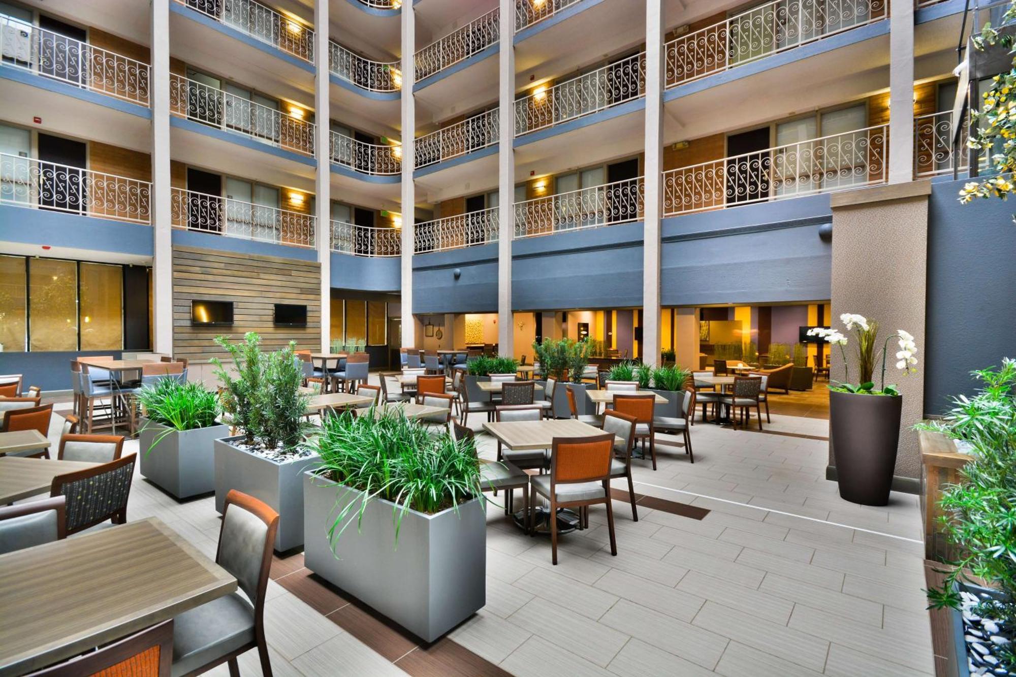 Embassy Suites By Hilton Denver Central Park Bagian luar foto
