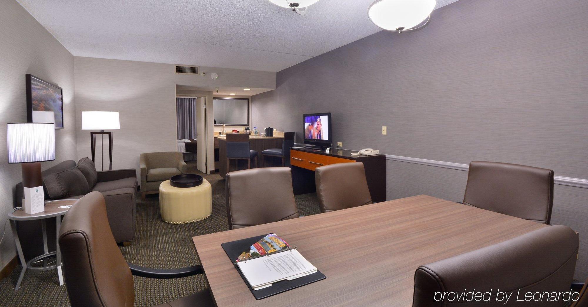Embassy Suites By Hilton Denver Central Park Ruang foto